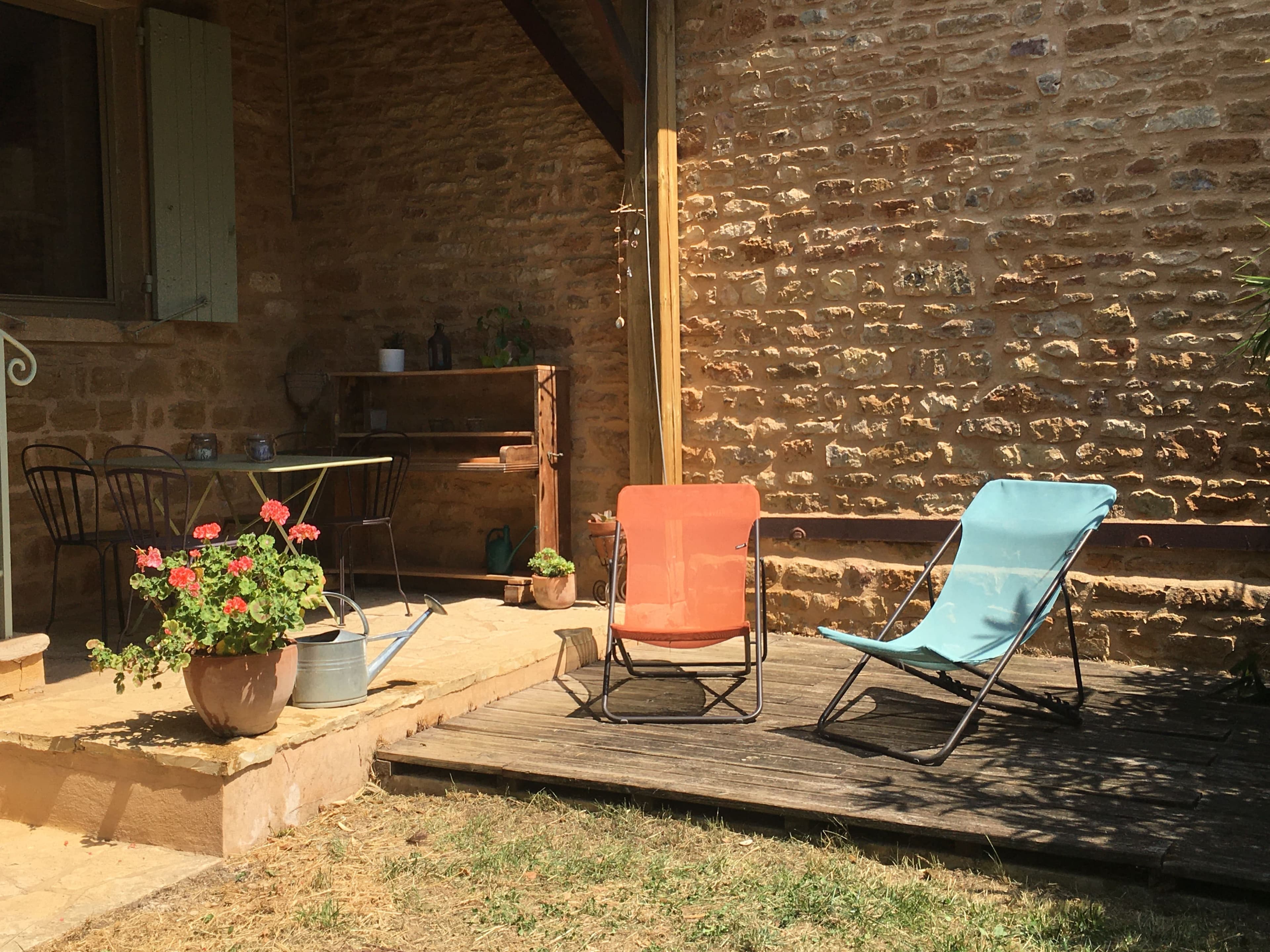 Terrasse bois du cottage exposée plein sud avec vue sur les vignes du Beaujolais