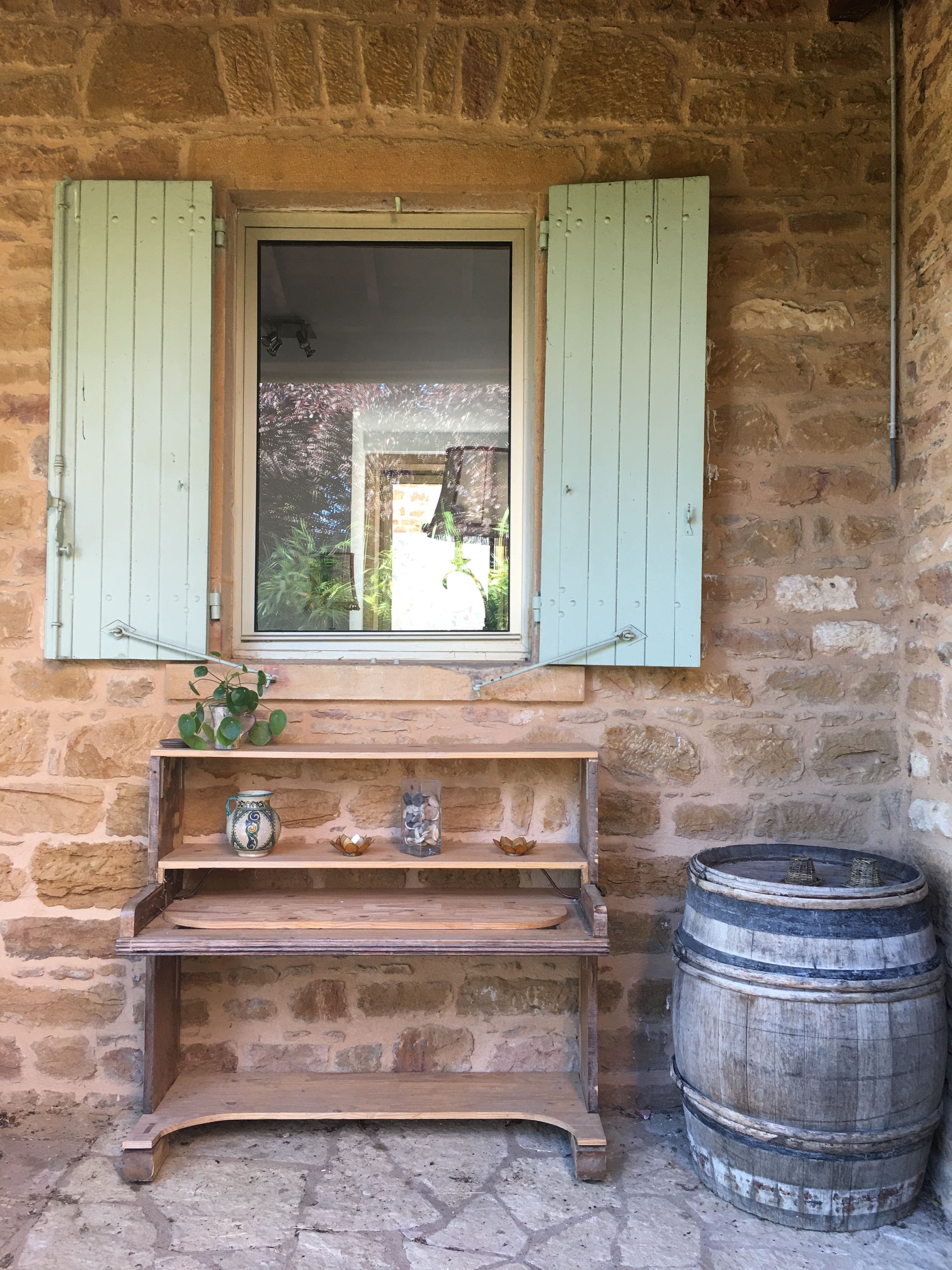 Baie vitrée du séjour du Cottage des Pierres Dorées ouvrant sur le jardin et la campagne