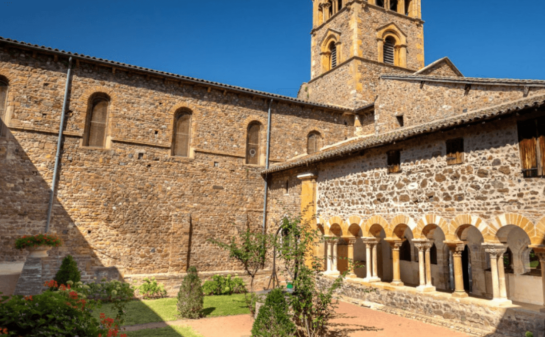 Sérénité et architecture d'un cloître ou d'une cour d'abbaye en Beaujolais