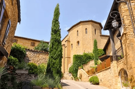 Ruelle paisible au cœur du village de Liergues