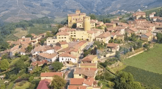 Vue impressionnante sur le château de Montmelas perché sur sa colline