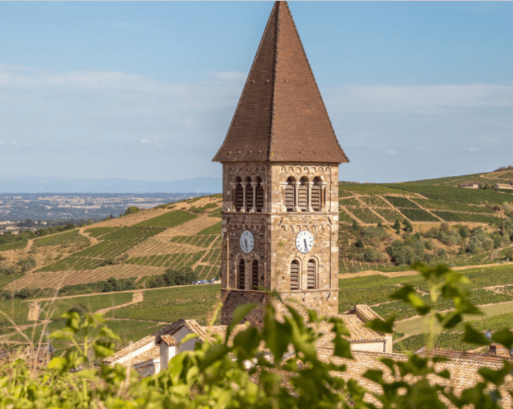 Clocher de l'église de Denicé pointant vers le ciel bleu du Beaujolais