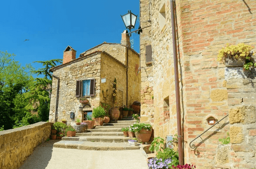Escaliers de pierre pittoresques dans le vieux bourg de Liergues