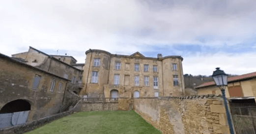 Château de Frontenas et son architecture caractéristique des Pierres Dorées