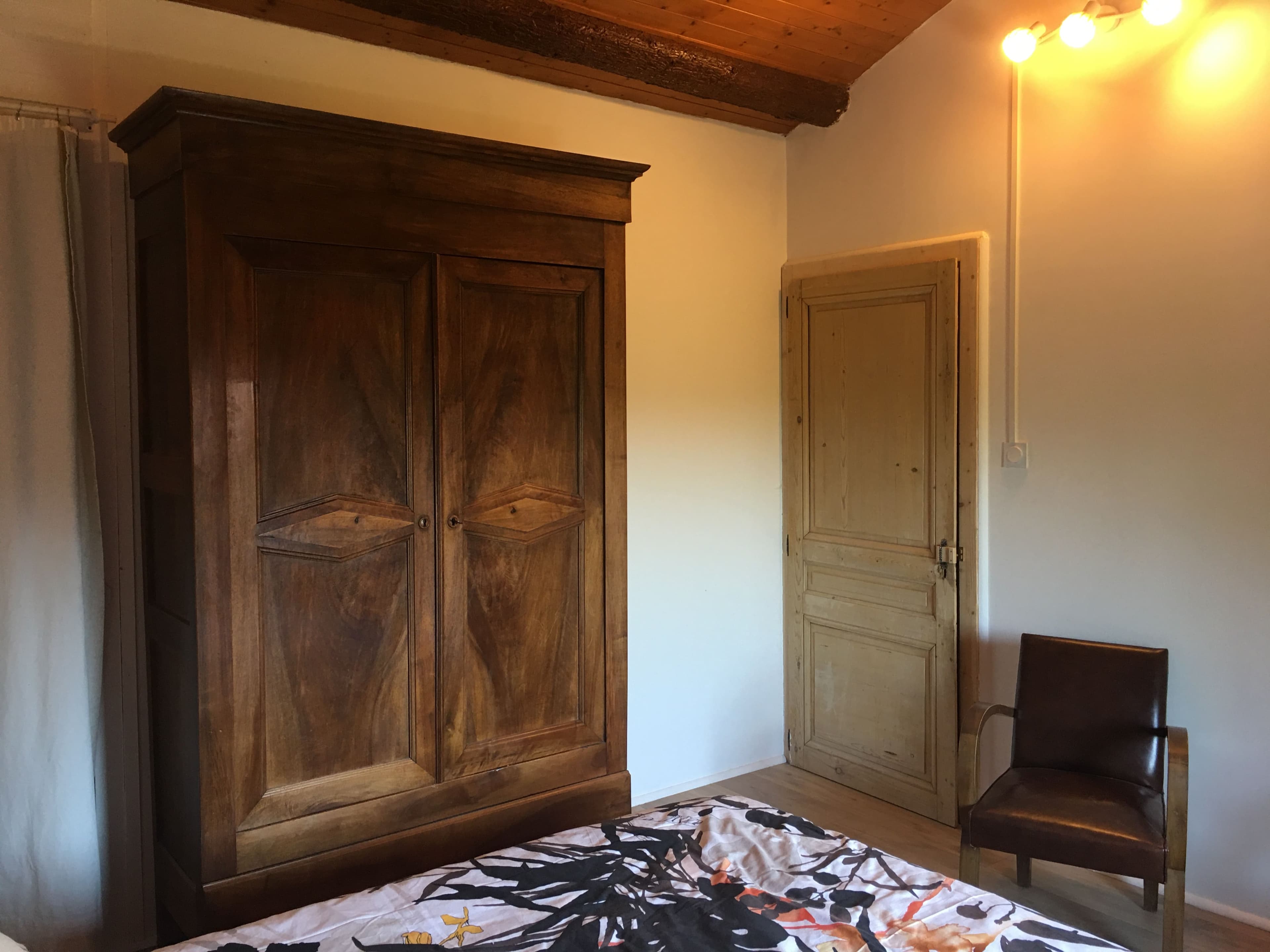 Chambre du gîte avec rangements généreux et décoration douce et apaisante