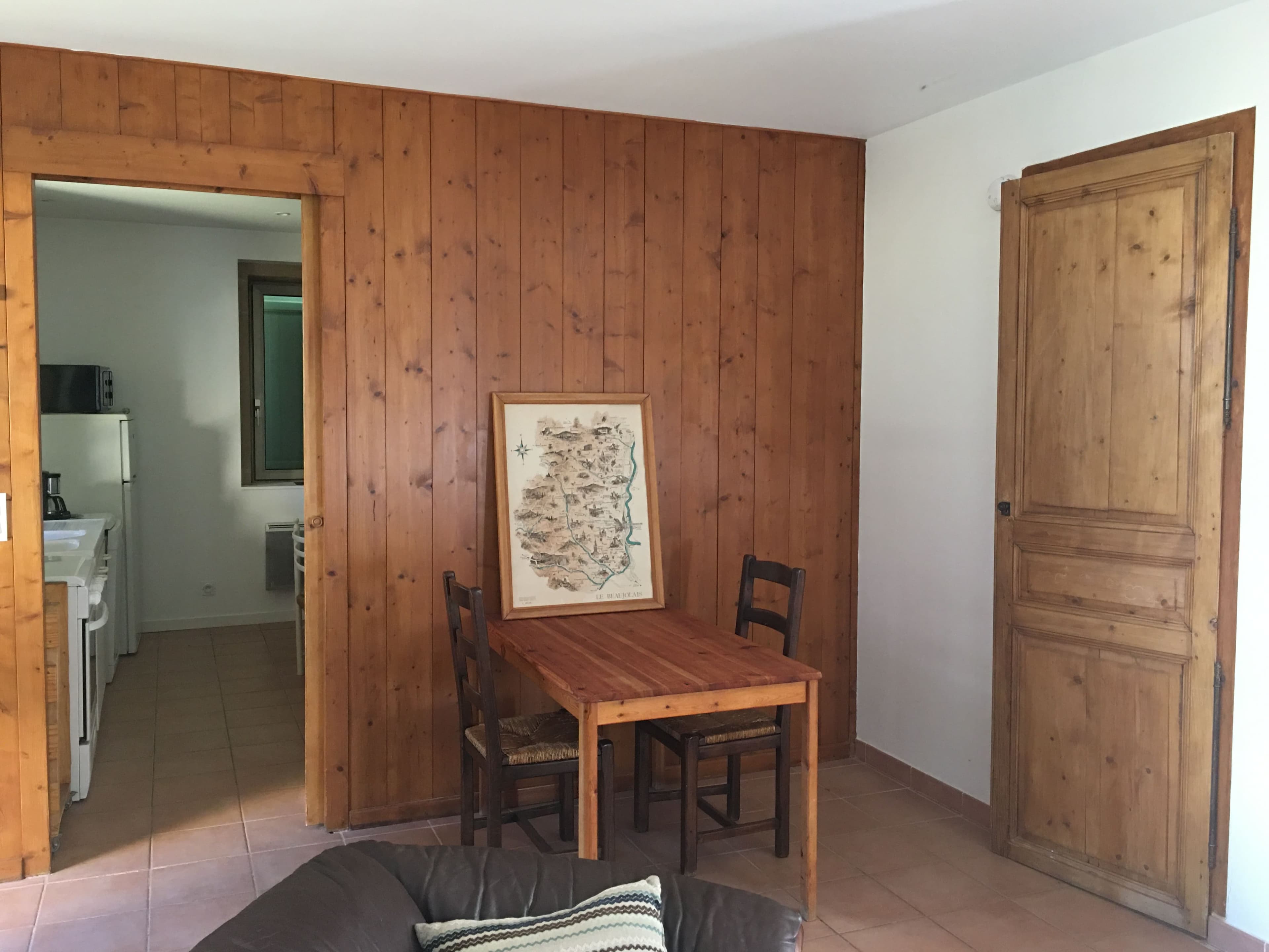 Salon convivial du gîte avec table basse et ouverture directe sur la terrasse sud