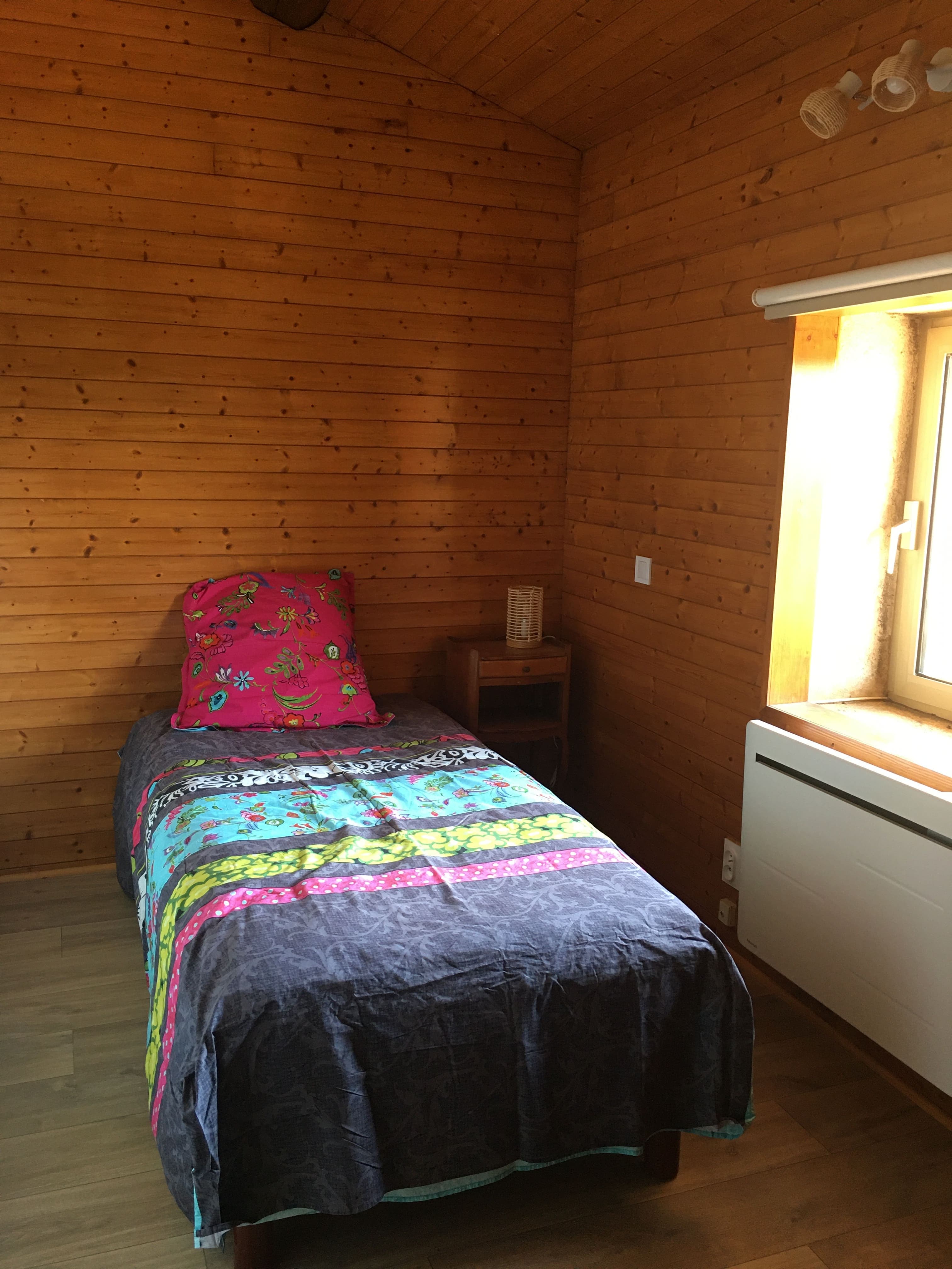 Troisième lit du Cottage des Pierres Dorées prêt à accueillir un invité supplémentaire