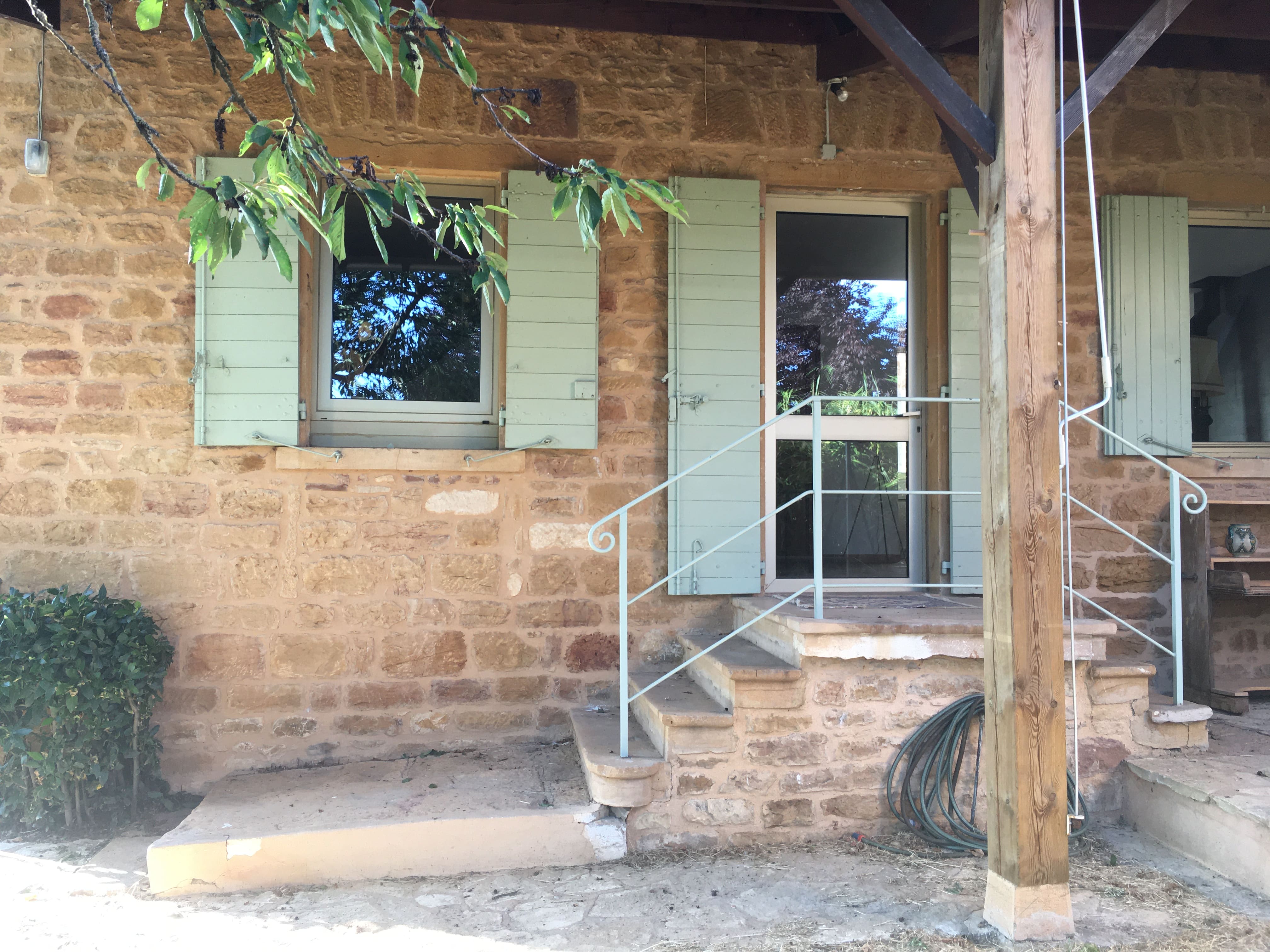 Entrée principale du Cottage des Pierres Dorées avec façade en pierres dorées de Liergues