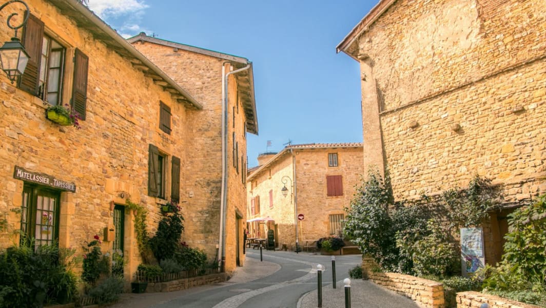 Maisons ocre dans le village d’Oingt