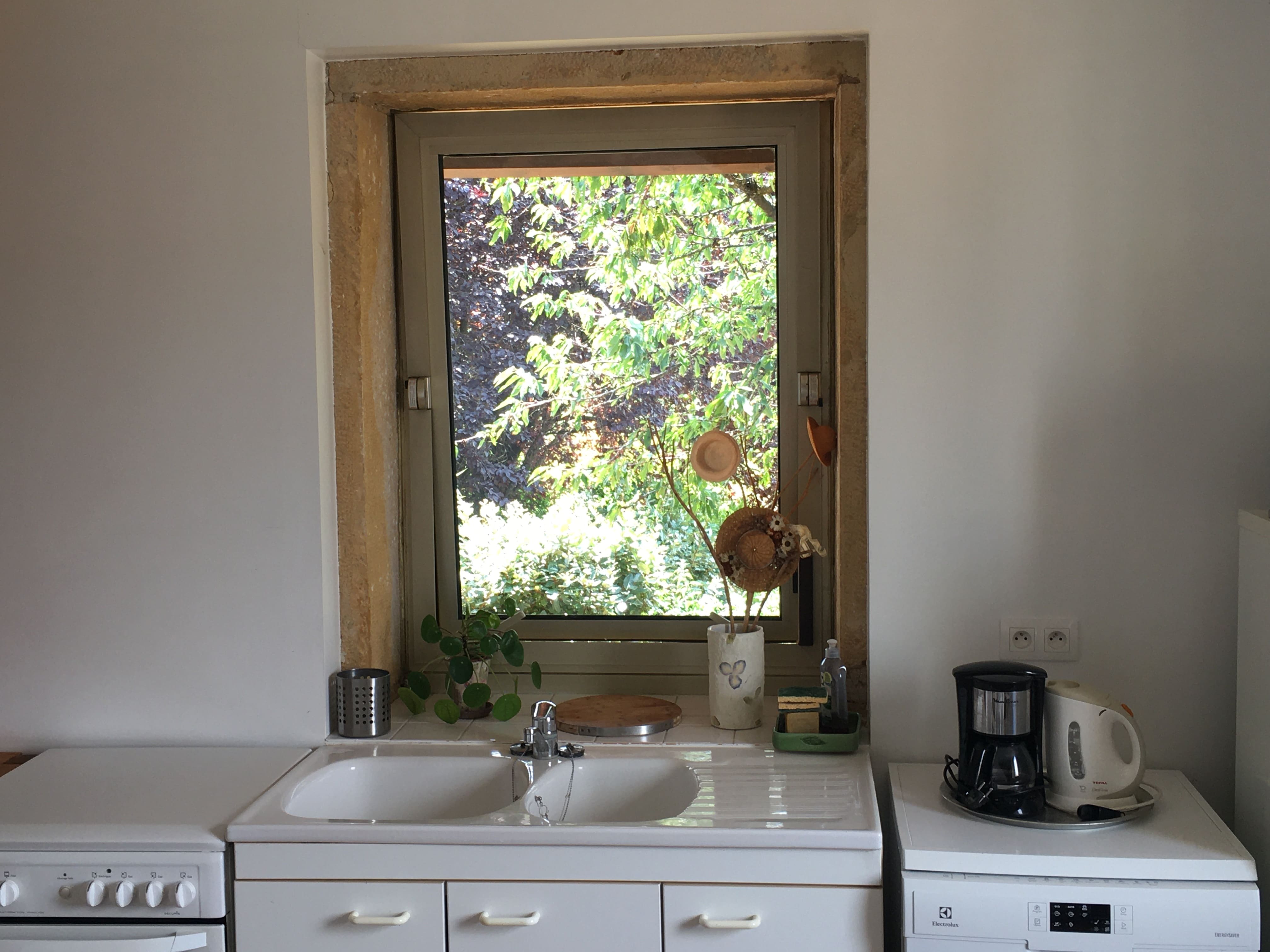 Cuisine séparée du Cottage des Pierres Dorées avec vue sur le vignoble